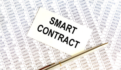 Obraz premium On the sheets for notes the inscription SMART CONTRACT, next to a pencil, a calculator. Business concept.
