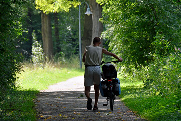 radfahrer schiebt fahrrad