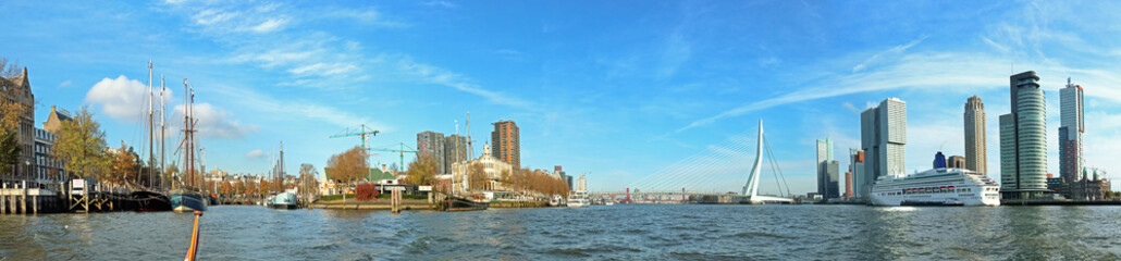 Fototapeta na wymiar Rotterdam, Netherlands: panoramic view on the Muese river with left the historic Ferry harbour (Veerhaven), the Erasmus bridge and right the modern architecture of 