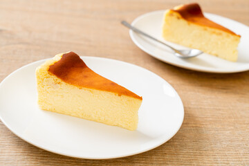 burn cheesecake on white plate