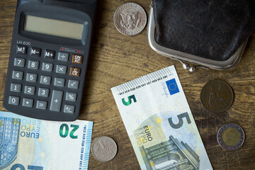 banknoty euro ,monety,  kalkulator i portmonetka 
