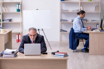 Obraz premium Two employees in the office