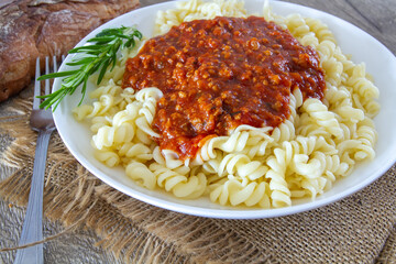 assiette de pâtes à la sauce bolognaise