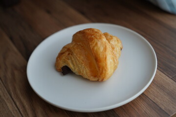 白いお皿の上に載っているチョコクロワッサン