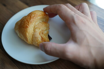 白いお皿の上に載っているチョコクロワッサン