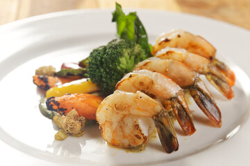 Grilled shrimp with bell pepper, pumpkin, carrot, and broccoli.