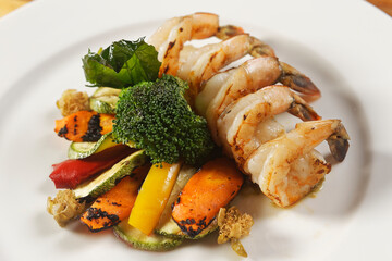 Grilled shrimp with bell pepper, pumpkin, carrot, and broccoli.