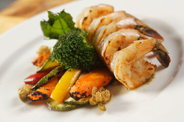 Grilled shrimp with bell pepper, pumpkin, carrot, and broccoli.