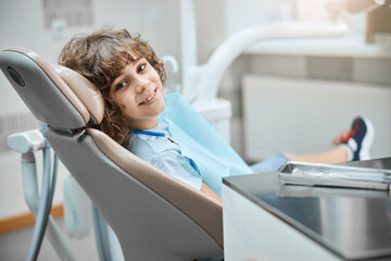 Obraz premium Curly child waiting for a dental examination