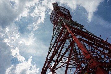 Fototapeta na wymiar 青空と赤い鉄塔