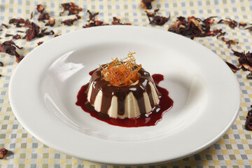 Vanilla, chocolate and Jamaica nectar flan with caramel.