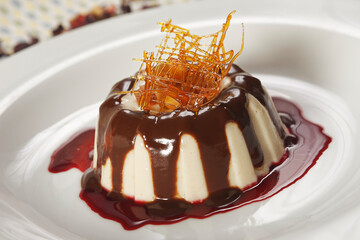 Vanilla, chocolate and Jamaica nectar flan with caramel.