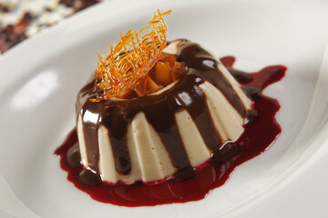 Vanilla, chocolate and Jamaica nectar flan with caramel.
