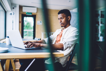 Obraz na płótnie Canvas Smart black man browsing laptop