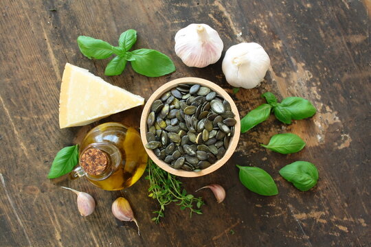 Produkty na pesto: oliwa, pestki dyni, bazylia, parmezan i czosnek