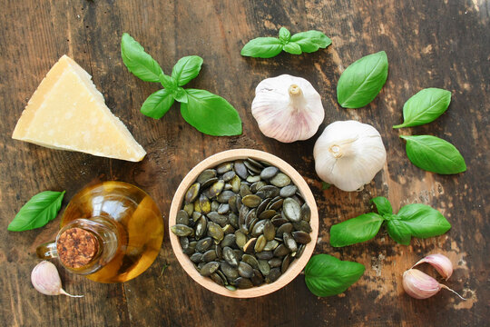 Produkty na pesto: oliwa, pestki dyni, bazylia, parmezan i czosnek