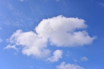 真っ青な空に浮かぶ真っ白な雲