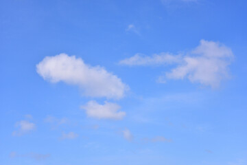 真っ青な空に浮かぶ真っ白な雲