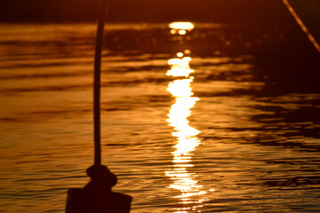 kolorowe zachody słońca nad wodą.