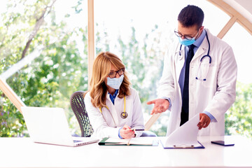 Fototapeta premium Medical team working together in doctor's office