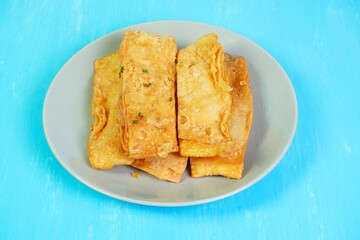 Crispy flour roti topped with sugar and chopped scallions