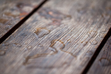 Drewniane deski tarasowe pokryte wodą z deszczu.