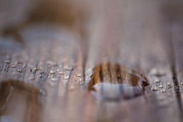 Drewniana deska tarasowa pokryta wodą z deszczu, makro.