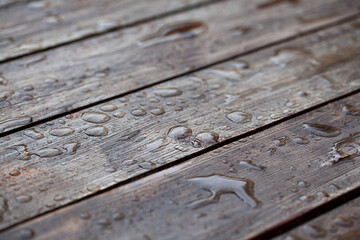 Drewniane deski tarasowe pokryte wodą z deszczu. - obrazy, fototapety, plakaty