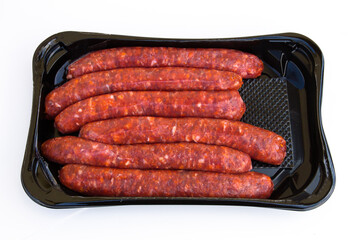 barquette de merguez isolé sur un fond blanc