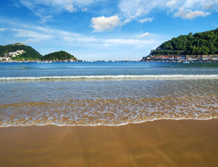 Obraz premium Sand beach and ocean in the bay