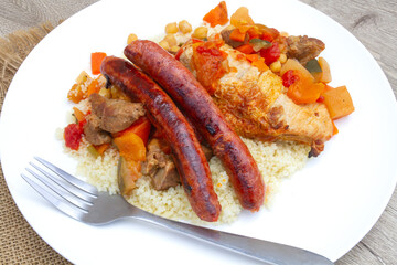 assiette de couscous au poulet, agneau et merguez