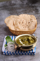 Palak paneer or Spinach and Cottage cheese curry is a healthy main course recipe in India, served with Roti / Chapati.