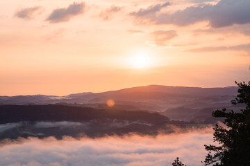 Obraz premium Sächsische Schweiz im Nebelmeer beim Sonnenaufgang, Blick vom Lillienstein , warme Farben, modern, nähe Dresden, Nationalpark