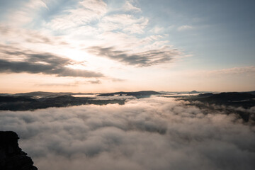 Sächsische Schweiz im Nebelmeer beim Sonnenaufgang, Blick vom Lillienstein Richtung Bad Schandau warme Farben