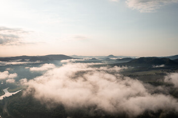 Sächsische Schweiz im Nebelmeer beim Sonnenaufgang, Blick vom Lillienstein Richtung Bad Schandau warme Farben