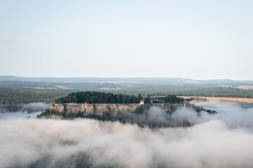 Sächsische Schweiz Festung Königstein im Nebelmeer beim Sonnenaufgang, Blick vom Lillienstein...