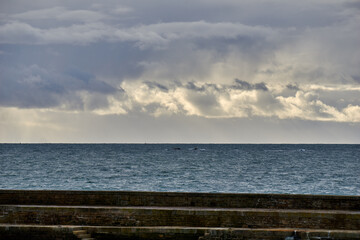 Obraz premium Mer et ciel nuageux .