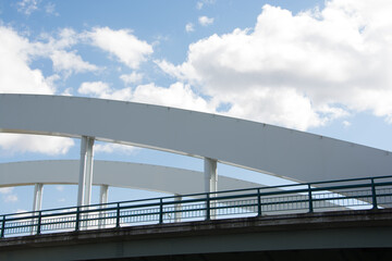 アーチ橋と青空
