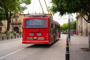 Trolebús de la ciudad de Guadalajara en el centro histórico.