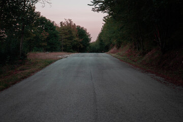 strada di montagna al tramonto