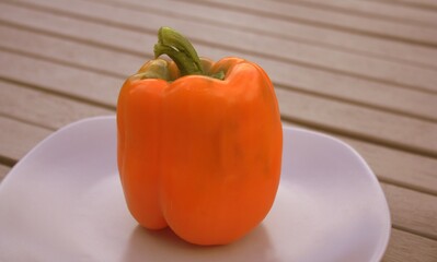 poivron orange isolé ,cru ,légume 