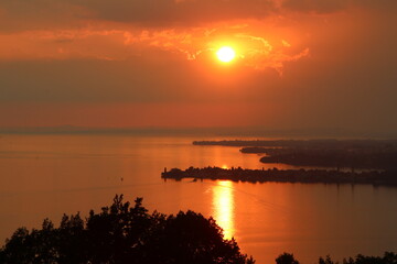 Abendstimmung, Sonnenuntergang am Bodensee mit Blick auf Lindau, Wasserburg und Langenargen,...