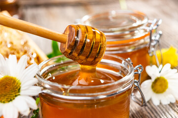 Fototapeta na wymiar jar of honey with flowers