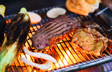 バーベキューで炭火でビーフステーキを焼く　【アウトドアの醍醐味】