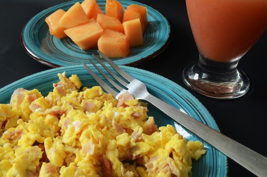 Close up de huevos revueltos con jamon, desayuno de huevo con jamon, desayuno saludable huevo revuelto