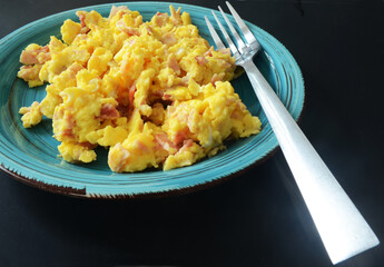 Close up de huevos revueltos con jamon, desayuno de huevo con jamon, desayuno saludable huevo revuelto