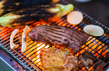 バーベキューで炭火でビーフステーキを焼く　【アウトドアの醍醐味】