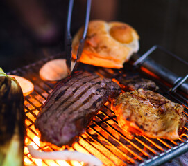 バーベキューで炭火でビーフステーキを焼く　【アウトドアの醍醐味】