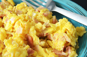 Close up de huevos revueltos con jamon, desayuno de huevo con jamon, desayuno saludable huevo revuelto