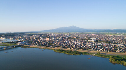 Fototapeta premium 山形県酒田市の街並みの空撮